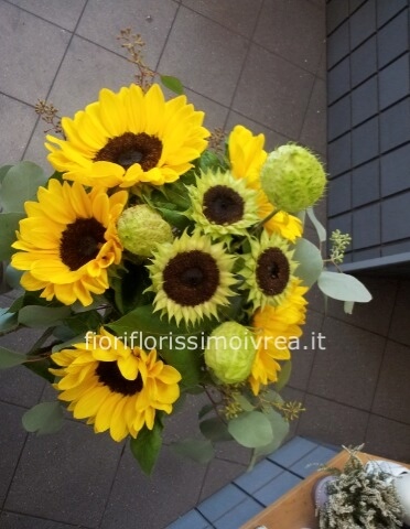 Bouquet Di Girasoli Florissimo Fiori A Ivrea Consegna Fiori A Ivrea Bouquet Addobbi Per Matrimoni Consegna Fiori A Domicilio Commercio Elettronico