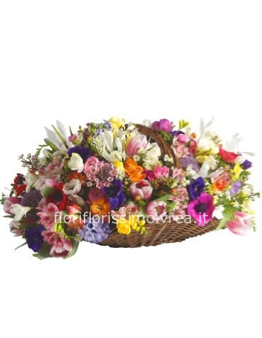 Cesto con fiori primaverili.