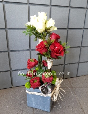 composizione di rose rosse