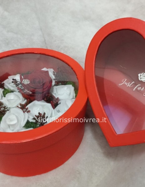 Scatola con rose vere finte o stabilizzate